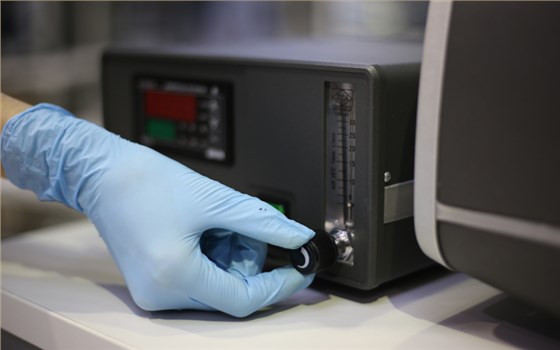 电子顺磁共振波谱仪