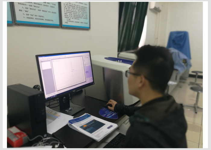 北京欧倍尔仪器技术工程师正在为沧州师范学院安装调试Pulsar台式核磁共振波谱仪